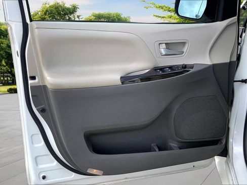 Used 2015 Toyota Sienna XLE Premium FWD image 19