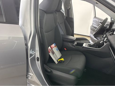 Used 2025 Toyota RAV4 XLE image 29
