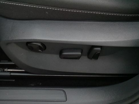 Certified 2025 Volkswagen Taos SE AWD/4WD image 20