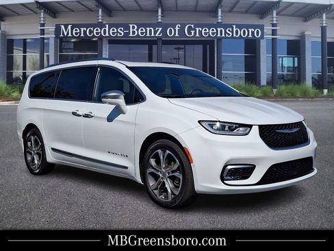 Used 2022 Chrysler Pacifica Pinnacle AWD/4WD image 1