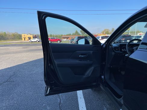 Certified 2025 Nissan Kicks SR image 8