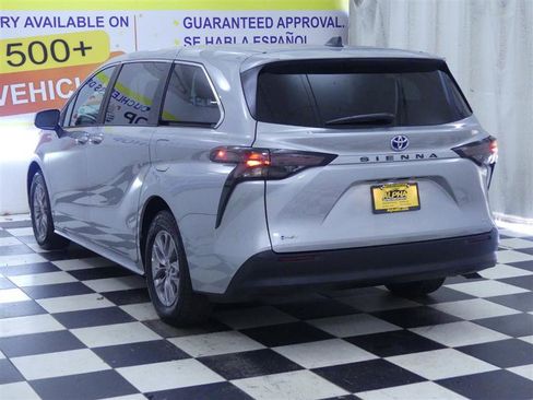 Used 2025 Toyota Sienna LE image 4