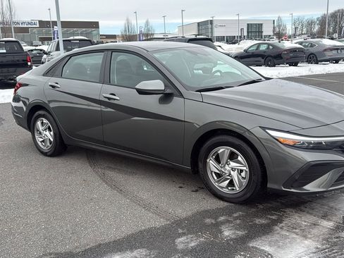 Used 2025 Hyundai Elantra SE image 2