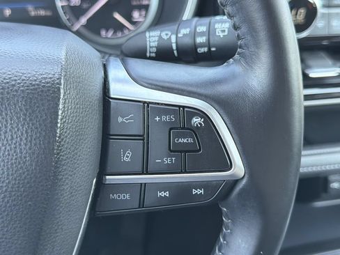 Used 2021 Toyota Highlander XLE AWD/4WD image 24