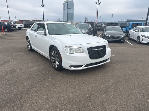 Used 2019 Chrysler 300 Touring L w/ Quick Order Package 22F image 8