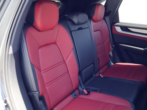 Certified 2025 Porsche Cayenne AWD/4WD image 23