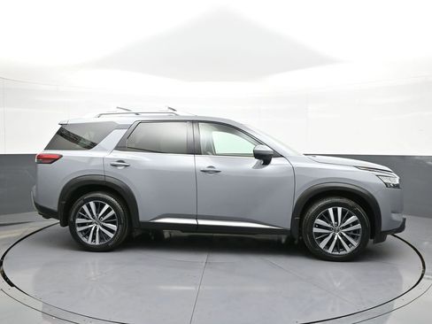 Used 2022 Nissan Pathfinder Platinum w/ Cargo Package image 5