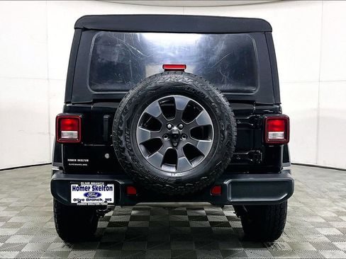 Used 2018 Jeep Wrangler Unlimited Sahara image 4