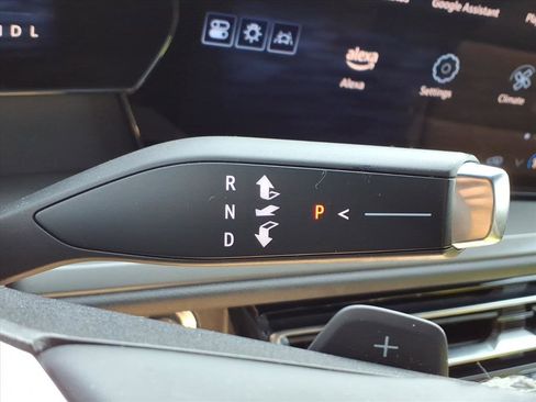 Used 2024 Chevrolet Traverse LT image 20