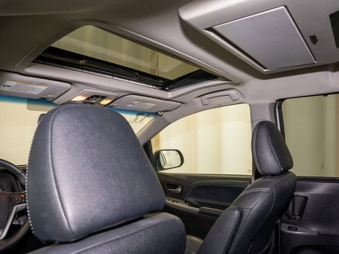 Used 2017 Toyota Sienna SE Premium image 11