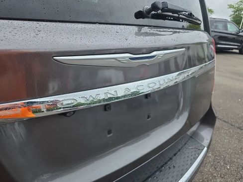 Used 2015 Chrysler Town & Country Touring w/ Driver Convenience Group FWD image 10