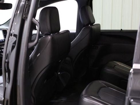 Used 2025 Chrysler Pacifica Select image 22
