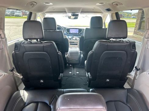 Used 2023 Chrysler Pacifica Touring-L FWD image 9