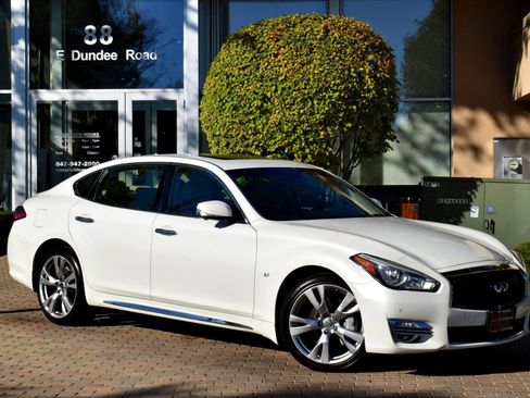 Used 2017 INFINITI Q70 L 3.7 w/ Deluxe Touring Package image 2