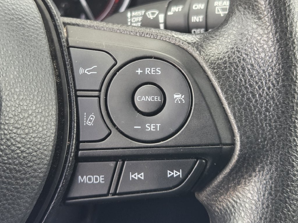 Used 2025 Toyota RAV4 XLE FWD image 23