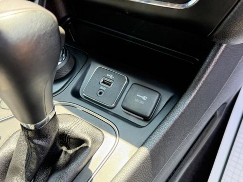 Used 2019 Jeep Cherokee Latitude Plus w/ Comfort/Convenience Group AWD/4WD image 54