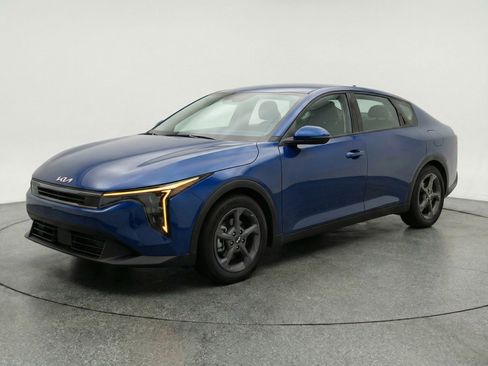 Used 2025 Kia K4 LXS image 3