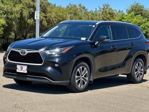Used 2022 Toyota Highlander XLE AWD/4WD image 8