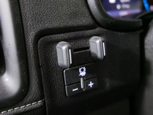 Used 2021 GMC Canyon Denali image 16