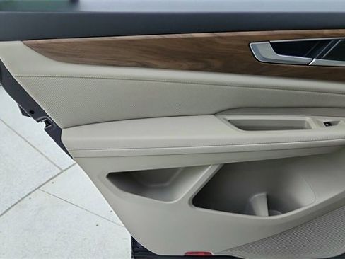 Used 2025 Volkswagen Atlas SE image 35