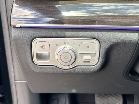 Used 2025 Mercedes-Benz GLE 450e 4MATIC w/ Driver Assistance Package image 19