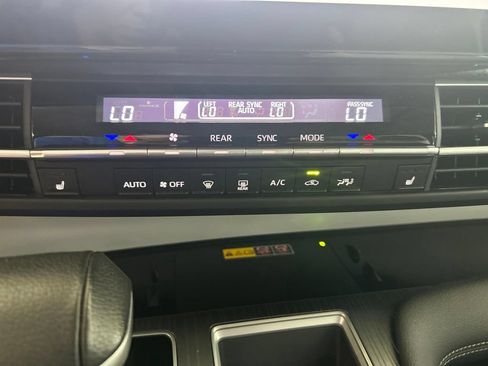Used 2025 Toyota Sienna XLE FWD image 50