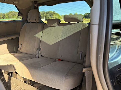 Used 2015 Toyota Sienna L image 11