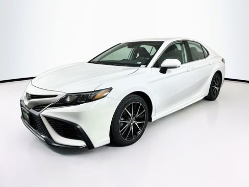 Used 2023 Toyota Camry SE FWD image 3