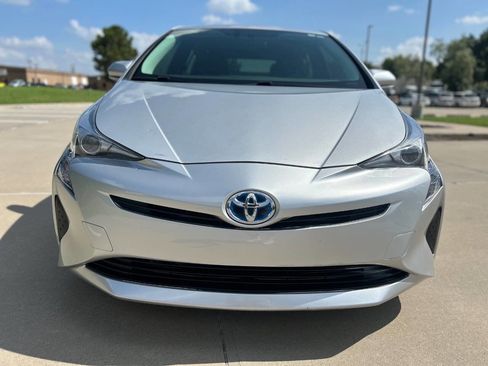 Used 2016 Toyota Prius Two image 2