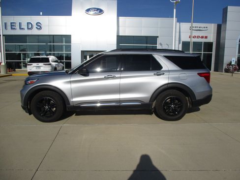 Used 2020 Ford Explorer XLT w/ Equipment Group 202A RWD image 2