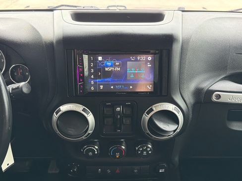 Used 2017 Jeep Wrangler Unlimited Sahara w/ Connectivity Group AWD/4WD image 18