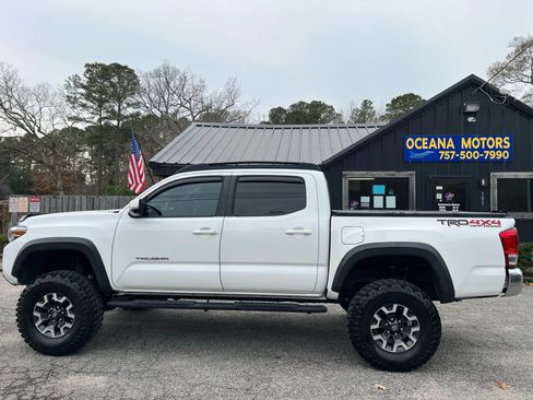 Used 2017 Toyota Tacoma TRD Off-Road image 8
