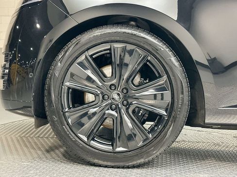 Certified 2025 Land Rover Range Rover SE image 17