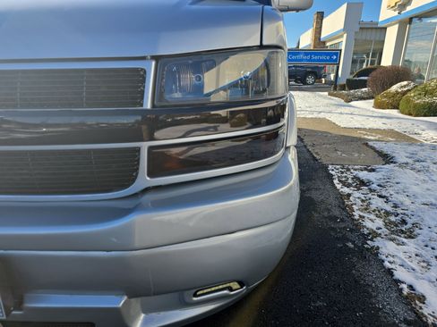 Used 2021 Chevrolet Express 2500 LS w/ Enhanced Convenience Package image 12