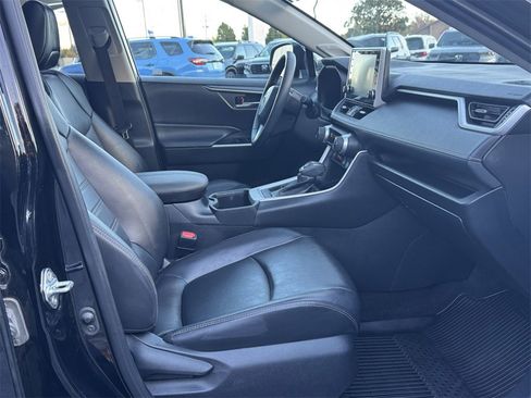 Used 2022 Toyota RAV4 XLE Premium image 18