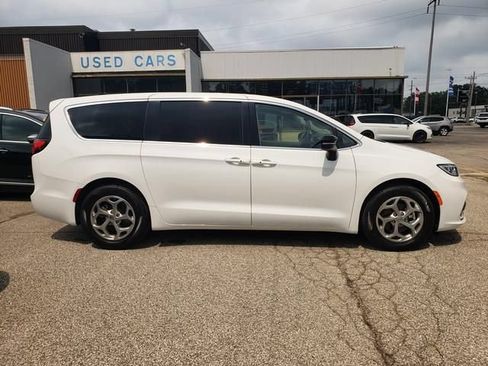 Used 2024 Chrysler Pacifica Limited FWD image 2