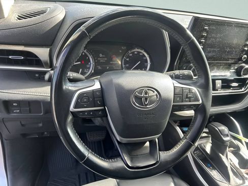 Used 2022 Toyota Highlander XLE AWD/4WD image 24