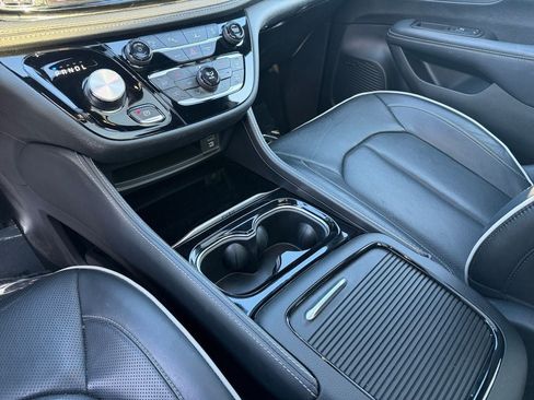 Used 2023 Chrysler Pacifica Limited w/ Uconnect Theater Family Group FWD image 18