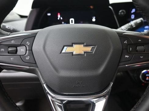 Used 2025 Chevrolet Trax LT w/ LT Convenience Package FWD image 17