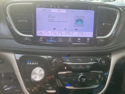 Used 2022 Chrysler Pacifica Touring-L FWD image 11