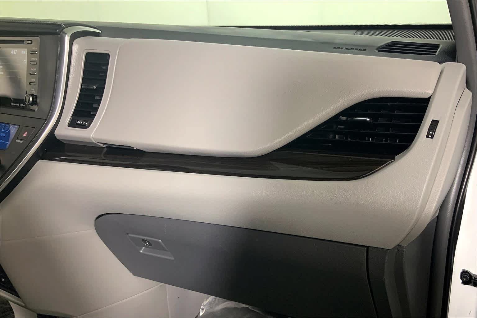 Used 2018 Toyota Sienna XLE Premium w/ Outdoor Package AWD/4WD image 19