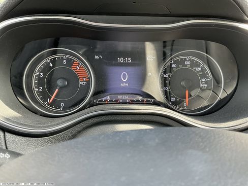 Used 2019 Jeep Cherokee Limited w/ Technology Group FWD image 12