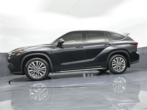 Certified 2024 Toyota Highlander Platinum FWD image 33