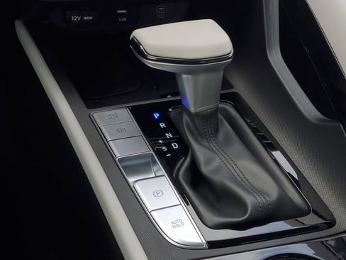 Used 2025 Hyundai Elantra Limited image 24