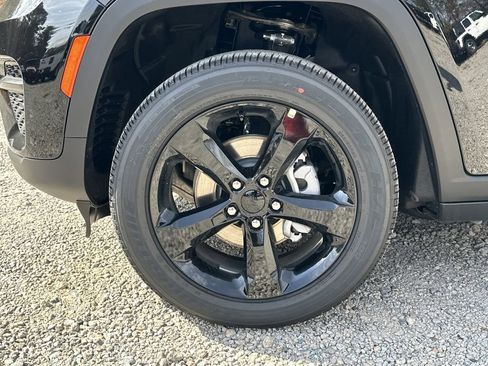 New 2025 Jeep Grand Cherokee Altitude image 11