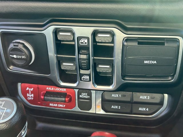 Used 2024 Jeep Gladiator Mojave w/ Technology Group AWD/4WD image 29