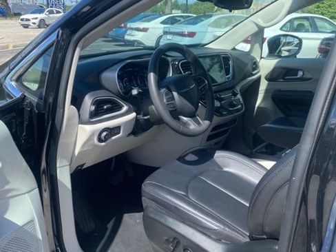 Used 2024 Chrysler Pacifica Touring-L FWD image 13