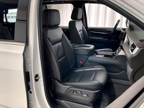 Used 2022 GMC Yukon Denali w/ Denali Premium Package image 16