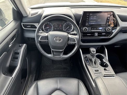 Used 2022 Toyota Highlander XLE image 24