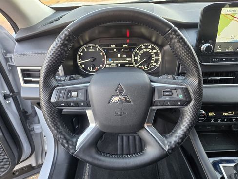 Used 2024 Mitsubishi Outlander SE image 17